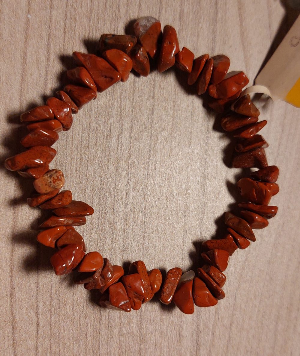 ❤️ Bracelet Baroque en Jaspe Rouge Ancrage – Vitalité – Force intérieure Pierre de la stabilité et du courage, le jaspe rouge est un véritable pilier énergétique. ✨ Ses bienfaits : Redonne énergie et motivation Favorise l’ancrage et la sécurité intérieure Aide à dépasser la fatigue physique et mentale Soutient dans les périodes de stress ou de changements 💬 Idéal si tu te sens dispersée, épuisée ou que tu as besoin de retrouver ton élan vital. 👉 Un bracelet puissant, rassurant, qui te reconnecte à la terre et à ta force intérieure.