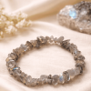 Bracelet Baroque en Labradorite Protection – Intuition – Équilibre émotionnel La labradorite est la pierre incontournable des personnes sensibles et empathiques. ✨ Ses bienfaits : Absorbe les énergies négatives Protège des émotions extérieures Renforce l’intuition et la clarté mentale Apaise les émotions et la fatigue émotionnelle 💬 Parfaite pour les personnes hypersensibles, thérapeutes, soignants ou empathes. 👉 Un bracelet protecteur, élégant et profondément apaisant.