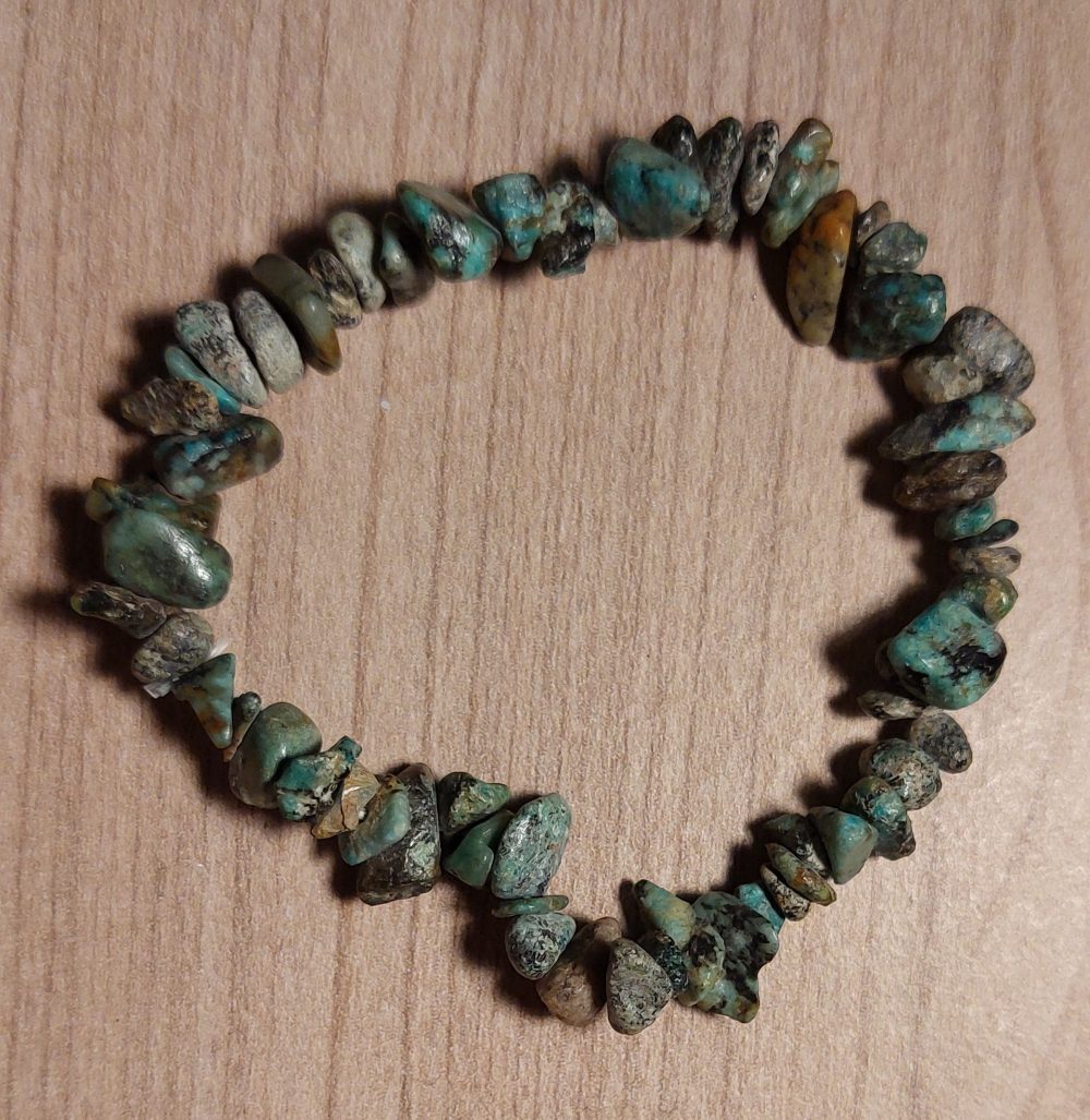 Le bracelet baroque en turquoise est une pierre de communication, d’apaisement et de protection. Utilisée depuis des siècles, elle favorise l’expression sincère, la confiance dans la parole et l’harmonie relationnelle. La turquoise aide à calmer les tensions émotionnelles, à apaiser l’esprit et à équilibrer les émotions.