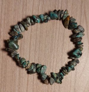 Le bracelet baroque en turquoise est une pierre de communication, d’apaisement et de protection. Utilisée depuis des siècles, elle favorise l’expression sincère, la confiance dans la parole et l’harmonie relationnelle. La turquoise aide à calmer les tensions émotionnelles, à apaiser l’esprit et à équilibrer les émotions.