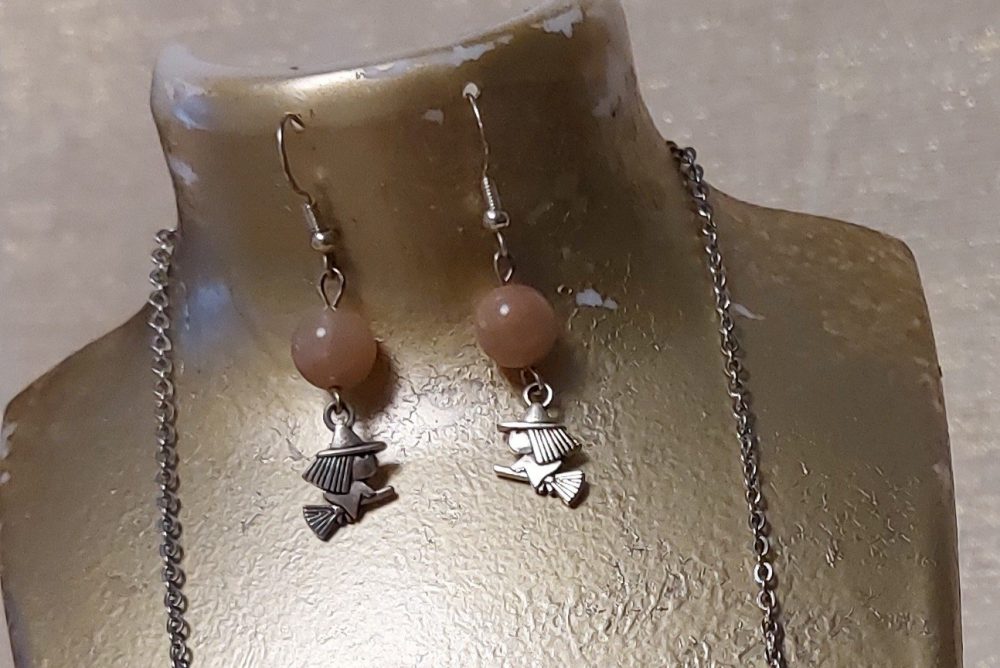 boucles d oreilles breloque sorcière et pierre de lune