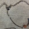 breloque sorcière sur le bracelet nœud de sorcière et pierres