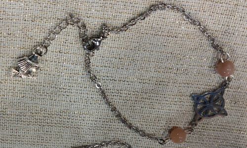 breloque sorcière sur le bracelet nœud de sorcière et pierres