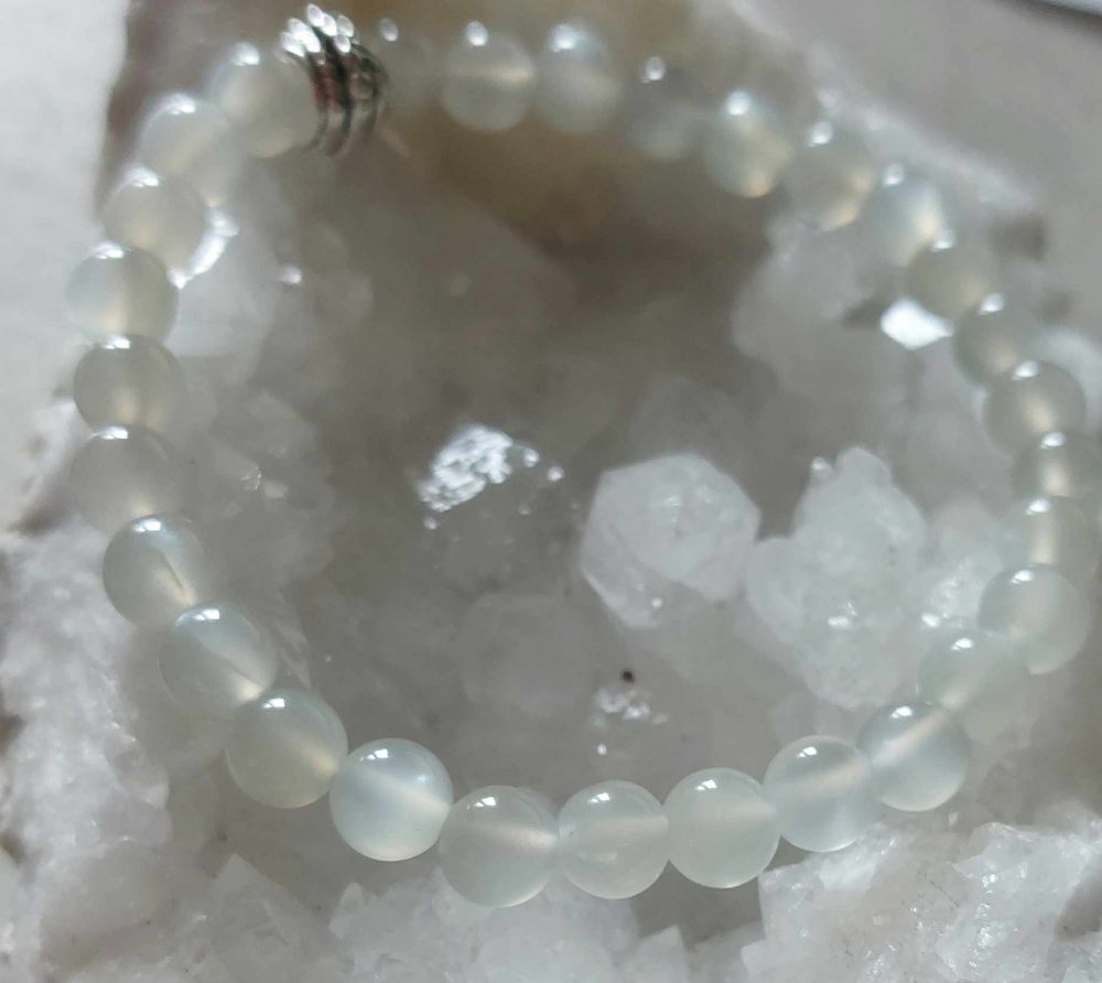 Ce bracelet est une ode à la féminité dans toute sa puissance et sa douceur. La pierre de lune, qu’elle soit blanche ou multicolore, est reconnue depuis des siècles comme une alliée précieuse des femmes. Elle incarne l’énergie lunaire, celle qui guide les cycles, les intuitions et les transformations intérieures.