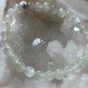 Ce bracelet est une ode à la féminité dans toute sa puissance et sa douceur. La pierre de lune, qu’elle soit blanche ou multicolore, est reconnue depuis des siècles comme une alliée précieuse des femmes. Elle incarne l’énergie lunaire, celle qui guide les cycles, les intuitions et les transformations intérieures.