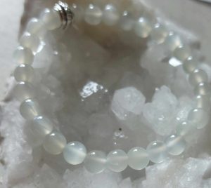 bracelet pierre de lune ou l'éveil du féminin sacré Ce bracelet est une ode à la féminité dans toute sa puissance et sa douceur. La pierre de lune, qu’elle soit blanche ou multicolore, est reconnue depuis des siècles comme une alliée précieuse des femmes. Elle incarne l’énergie lunaire, celle qui guide les cycles, les intuitions et les transformations intérieures.