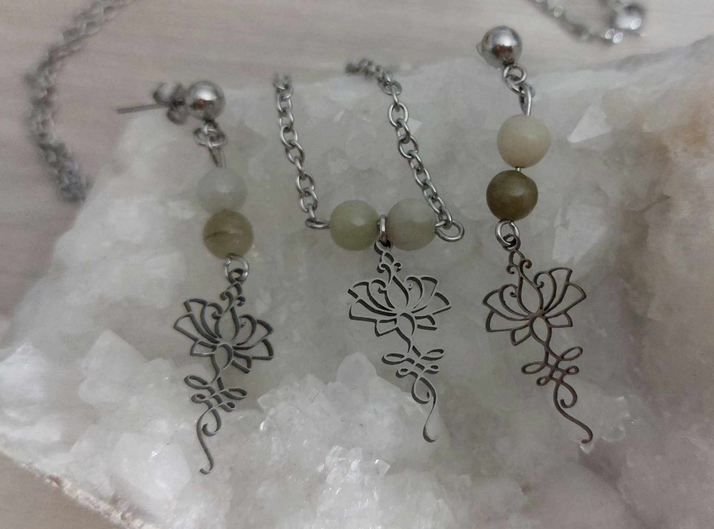 collier et boucles d 'oreilles jade et lotus