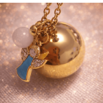 Bola de grossesse doré à la finition brillante, orné d’une perle quartz rose naturelle et de charms symboliques. Son son cristallin apaise bébé in utero et invite à la connexion émotionnelle. Ce bijou de grossesse allie élégance, douceur et spiritualité, parfait pour accompagner la future maman avec bienveillance.