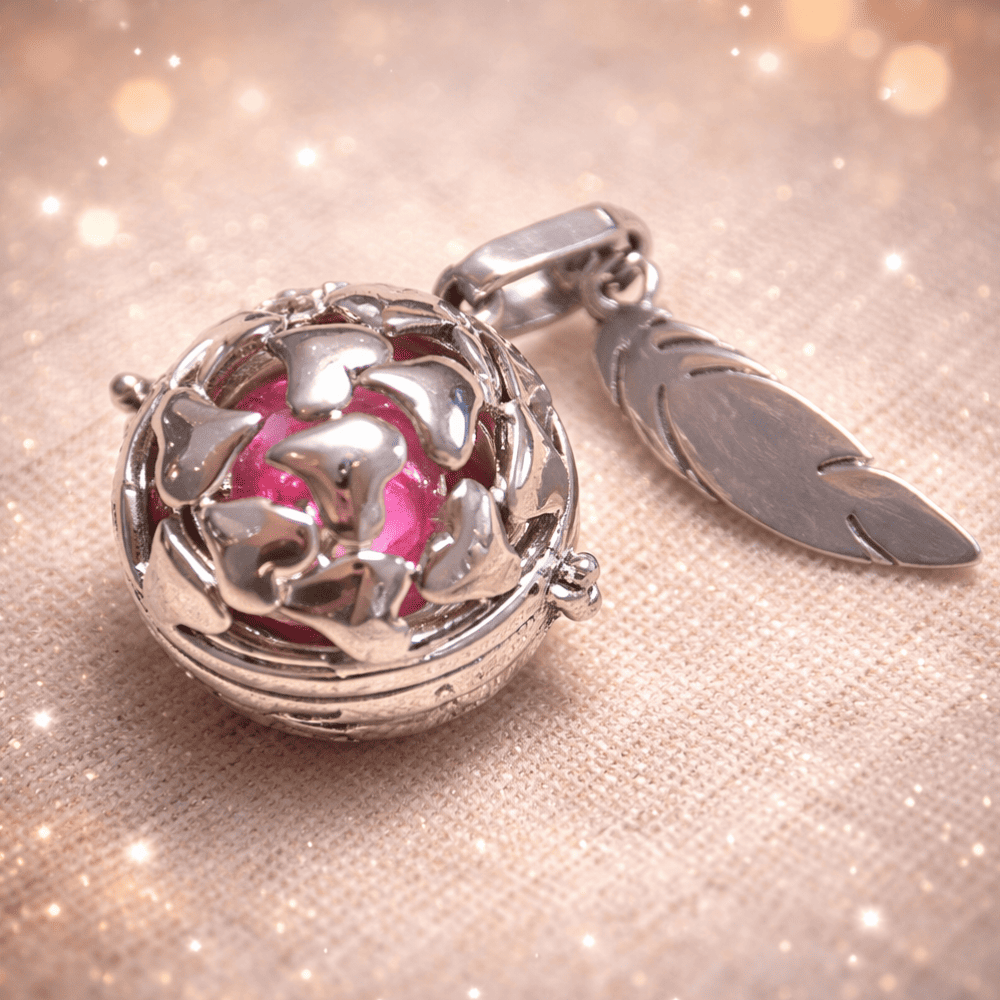 bola de grossesse 1 Bola de grossesse élégant et symbolique, conçu pour accompagner la future maman tout au long de sa grossesse. Ce bijou raffiné se compose d’un pendentif sphérique ajouré renfermant une bille sonore délicate, émettant un doux tintement apaisant à chaque mouvement. Porté sur un long collier, le bola repose naturellement sur le ventre arrondi et crée un lien sonore rassurant entre la maman et son bébé.
