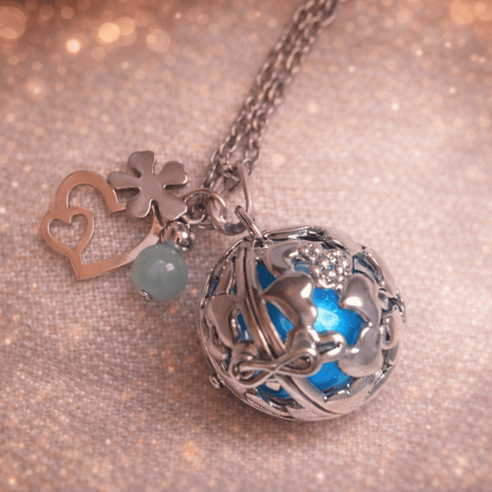 Bola de grossesse en acier argenté au design ajouré, sublimé par une pierre bleue lumineuse. Son tintement doux favorise la détente et le bien-être pendant la grossesse. Accompagné de charms délicats (trèfle, cœur ou perle), ce bijou symbolise la protection, la sérénité et l’harmonie. Idéal comme cadeau de grossesse ou bijou de maternité.
