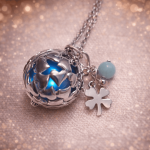 Bola de grossesse élégant et symbolique, conçu pour accompagner la future maman tout au long de sa grossesse. Ce bijou raffiné se compose d’un pendentif sphérique ajouré renfermant une bille sonore délicate, émettant un doux tintement apaisant à chaque mouvement. Porté sur un long collier, le bola repose naturellement sur le ventre arrondi et crée un lien sonore rassurant entre la maman et son bébé.