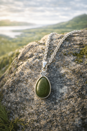 marbre connemara mini goutte scene pendentif marbre du connemara - mini goutte