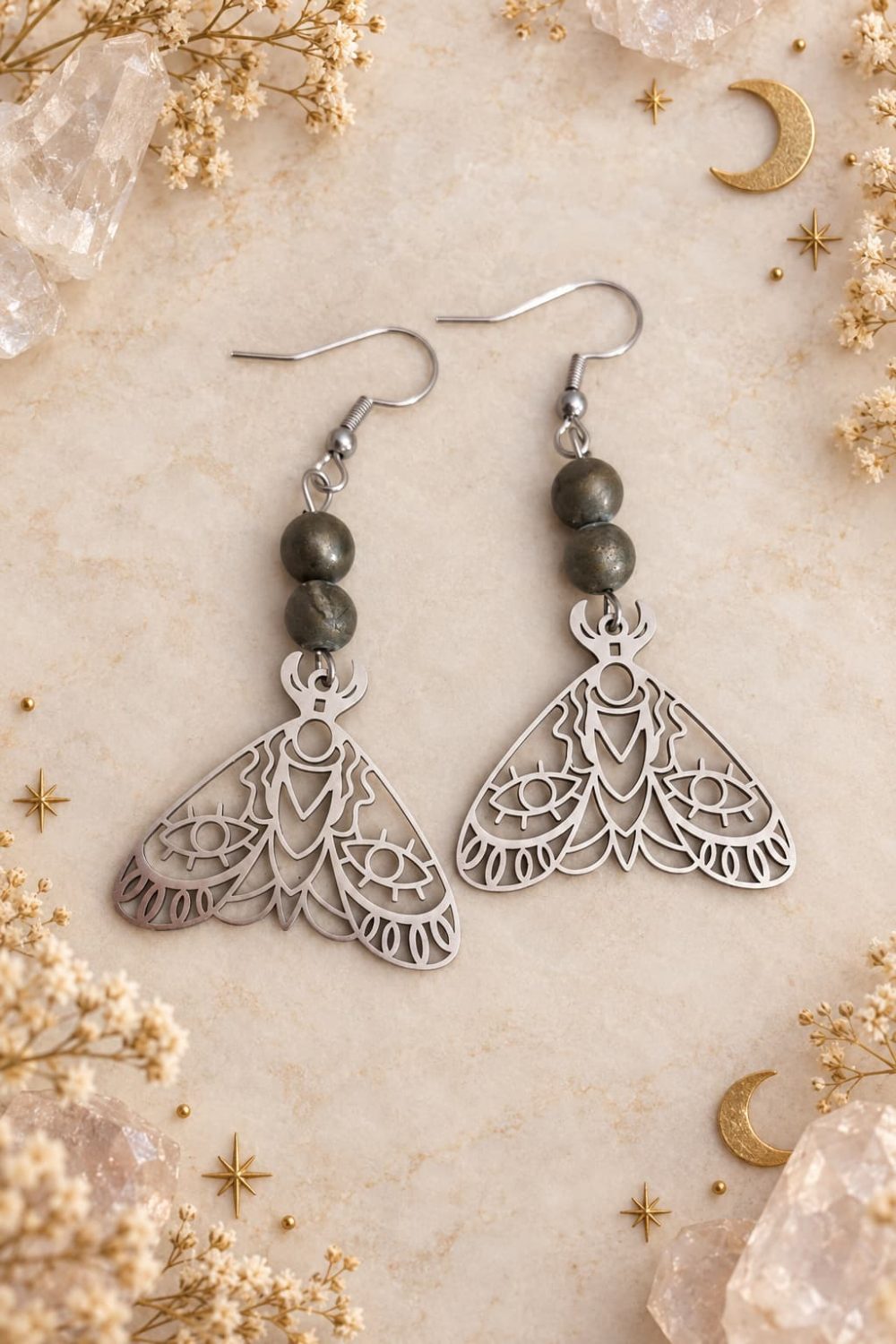 Boucles d’oreilles papillon mystiques en flat lay Boucles d’oreilles mystiques en pierres naturelles – Collection 2 Bijoux de Sorcière