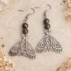 Boucles d’oreilles papillon mystiques en flat lay Boucles d’oreilles mystiques en pierres naturelles – Collection 2 Bijoux de Sorcière